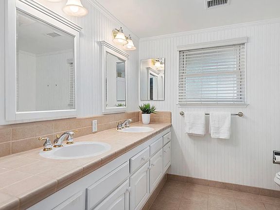 5th image of 521 Carriage Hill Ct
