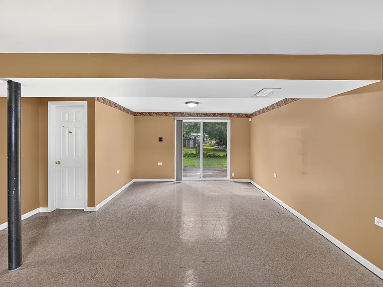15726 Avalon Ave — Photo 18