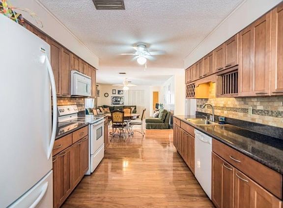 3rd image of 4074 Yucatan Cir