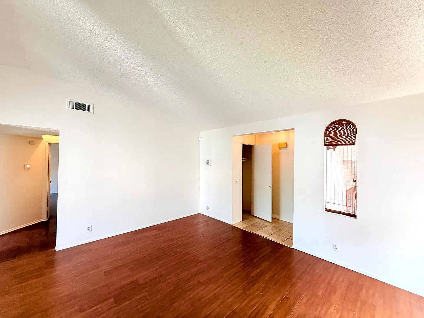 Beautiful 2-bed, 2-bath upper level Condo in West Hills — Photo 4