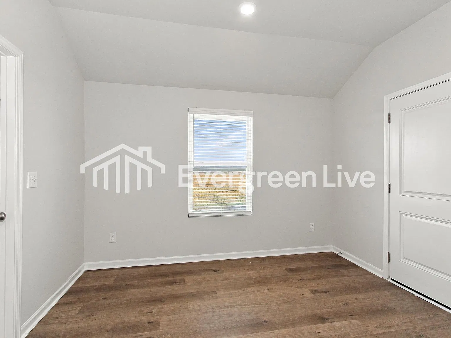 3 bed, 2.0 bath, 1355 sqft, $1,410 — Photo 3