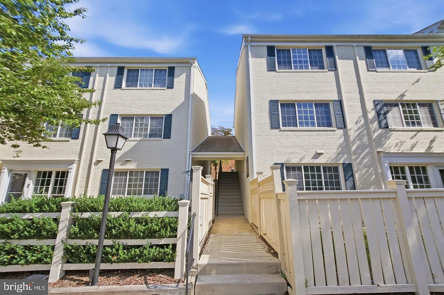 2 bed, 1.5 bath, 1060 sqft, $2,600 — Photo 2