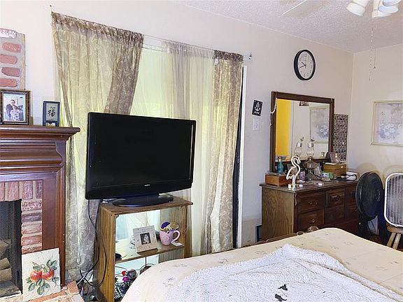 4th image of 802 Courtenay Pl