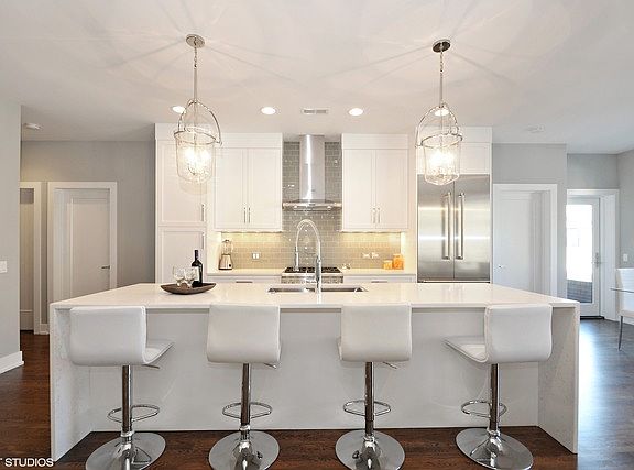 4th image of 3914 N Damen Ave #304