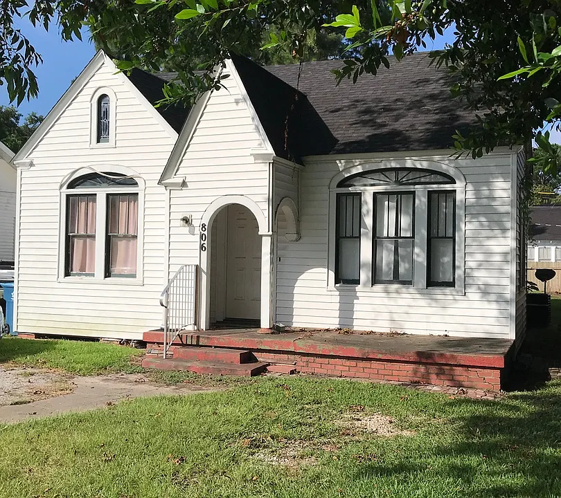 806 E University Ave