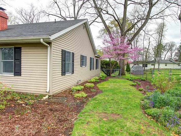 3rd image of 2609 Woodland Dr