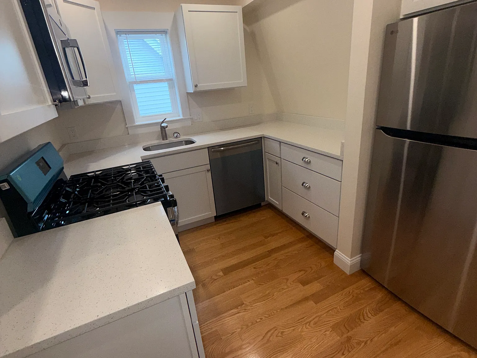 2 bed, 1100 sqft, $2,700 — Photo 2