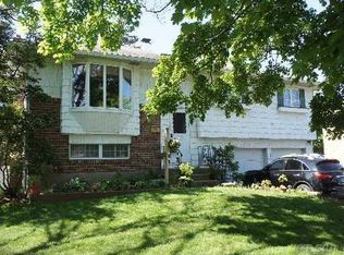 6 Sunburst Dr, Deer Park, NY 11729