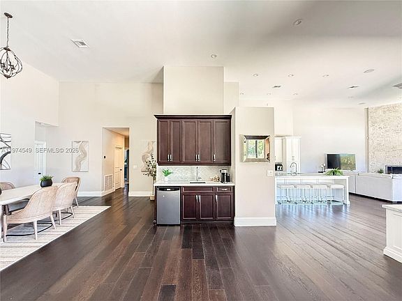 3rd image of 400 Alexandra Cir