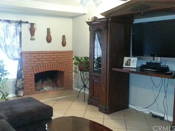 3rd image of 1045 N Mariposa Ave