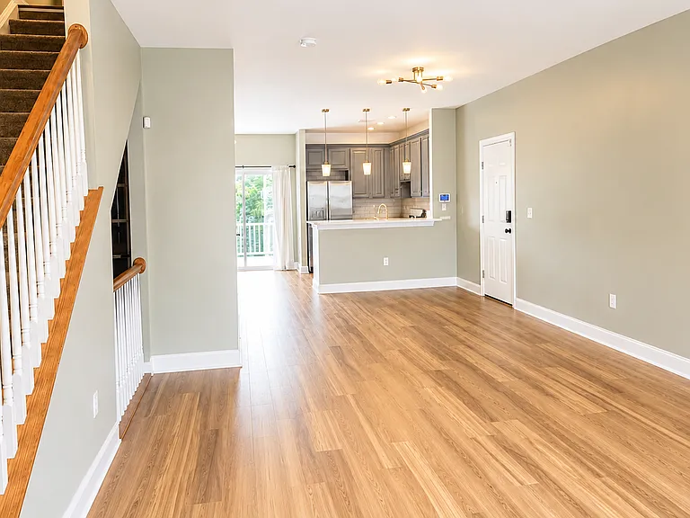 225 E Bird St — Photo 1