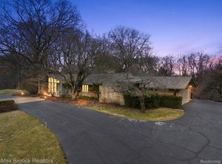 596 Rudgate Rd, Bloomfield Hills, MI 48304