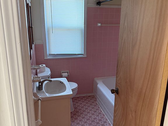 4th image of 17393 Lowell St