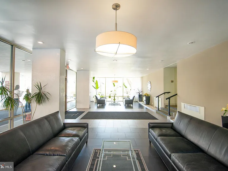 1210 N Taft St #201 — Photo 3