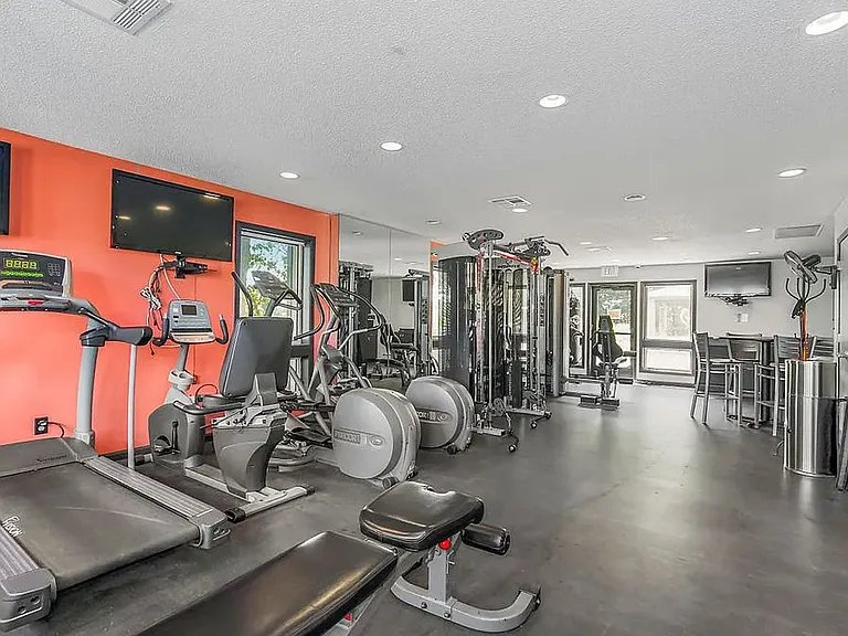 Falcon Point Apartments — Photo 41