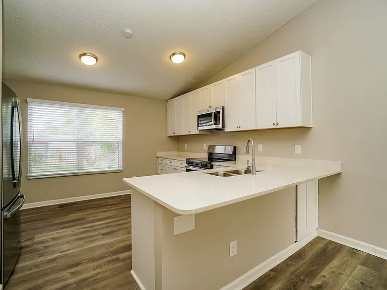 2146 Kingsglen Dr — Photo 8