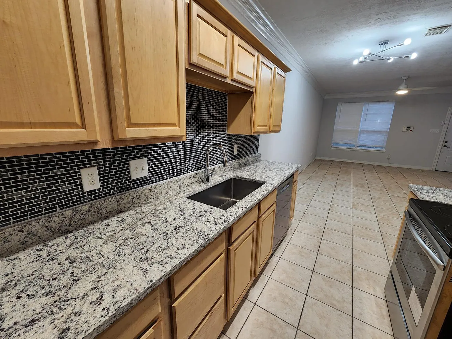 3 bed, 3.0 bath, 1348 sqft, $1,550 — Photo 2