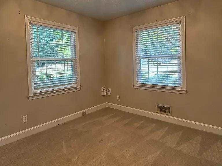 2526 Huntington Rd — Photo 7