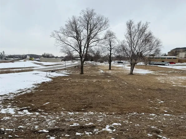 1009 W 13th St, Vinton, IA 52349