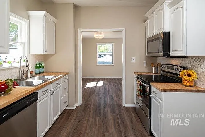 2 bed, 1.0 bath, $1,900 — Photo 3