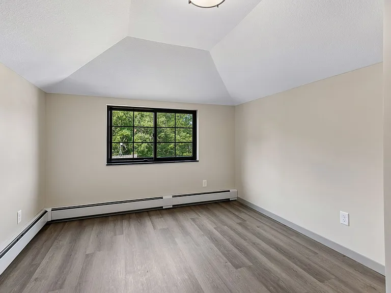 321 6th St E #10 — Photo 4