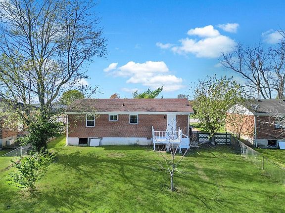 3rd image of 406 Foxwood Dr