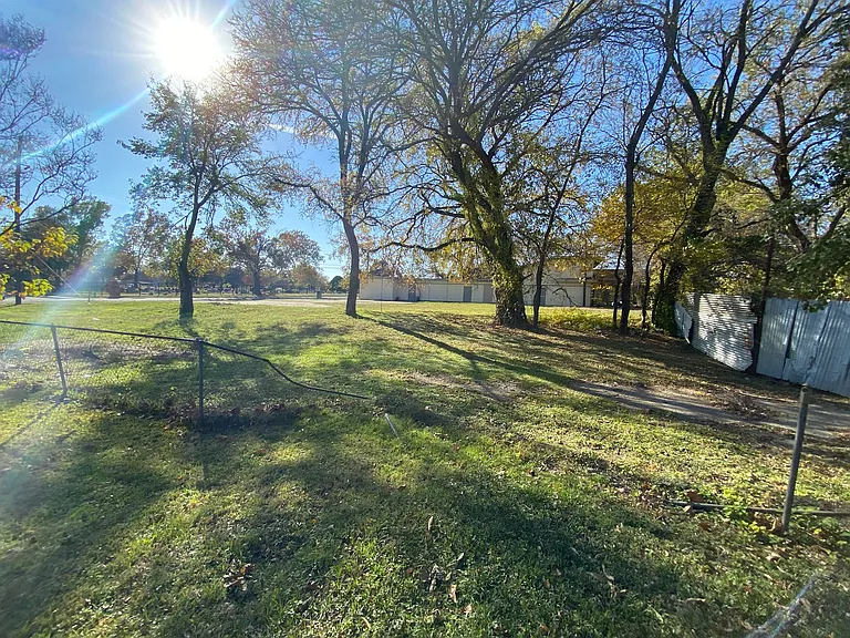 905 E Sycamore St — Photo 18