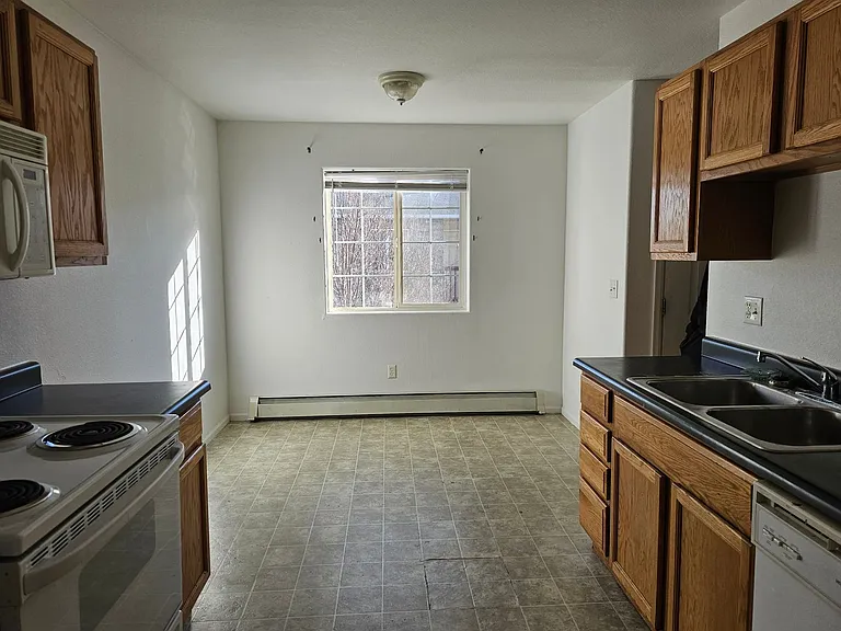 1240 Taft Ave — Photo 2