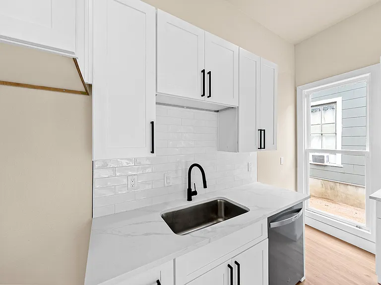 1122 N Pine St — Photo 12