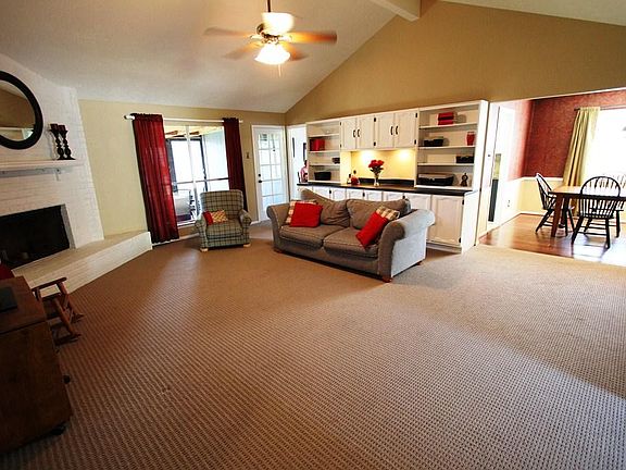3rd image of 213 Old Oaks St