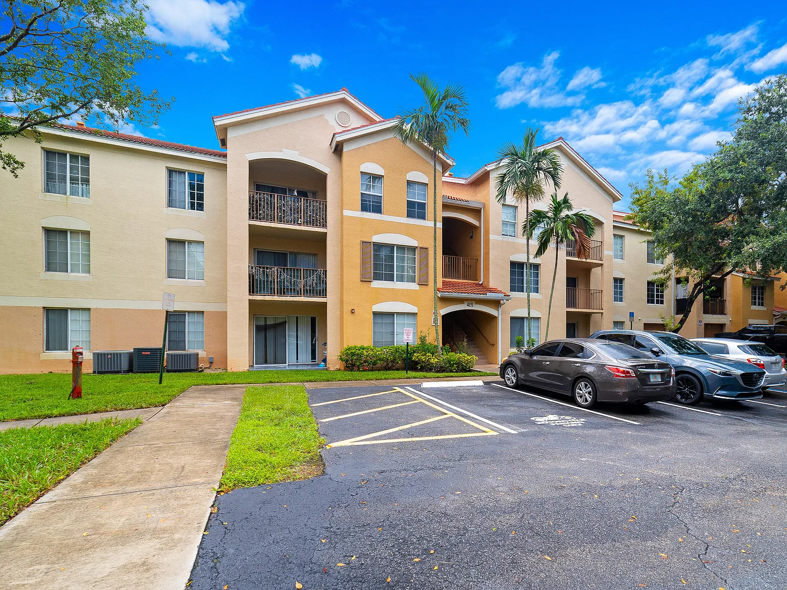 2 bed, 2.0 bath, 1060 sqft, $2,000 — Photo 2