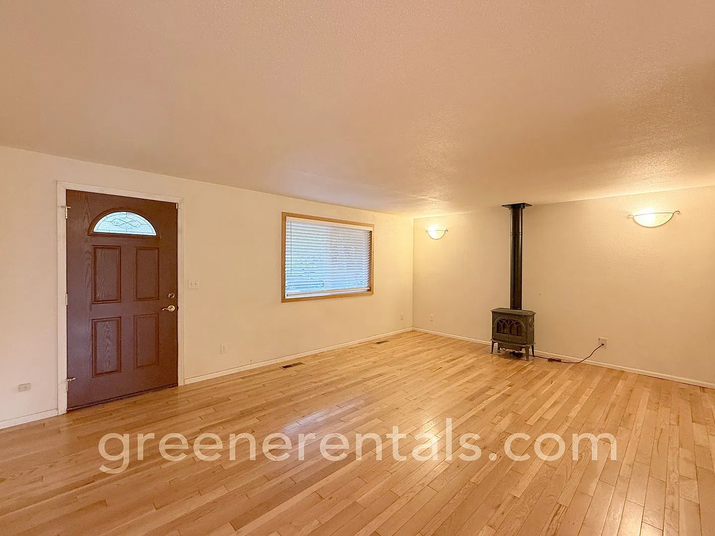 Charming 2BR/1BA West Olympia Rambler on Spacious Lot — Photo 3