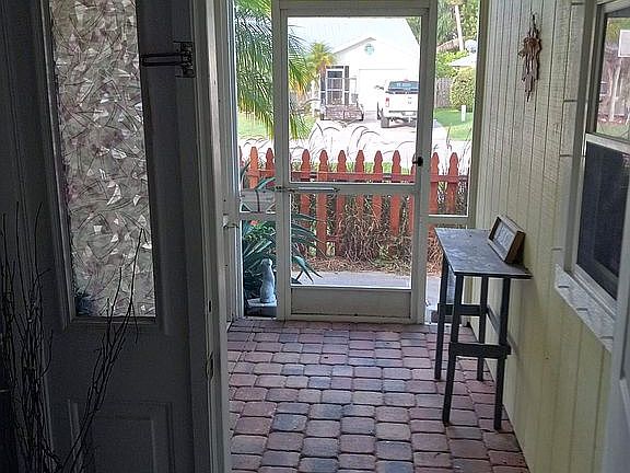 Screened in front entrance 