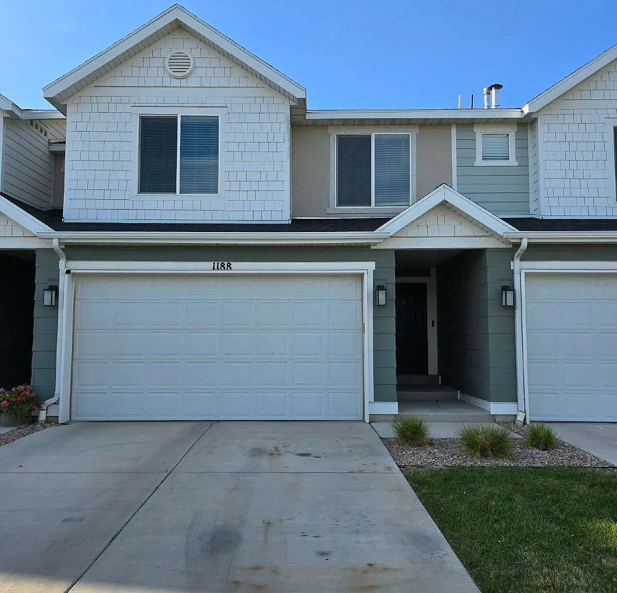 4 bed, 2.5 bath, 1654 sqft, $2,100 — Photo 1