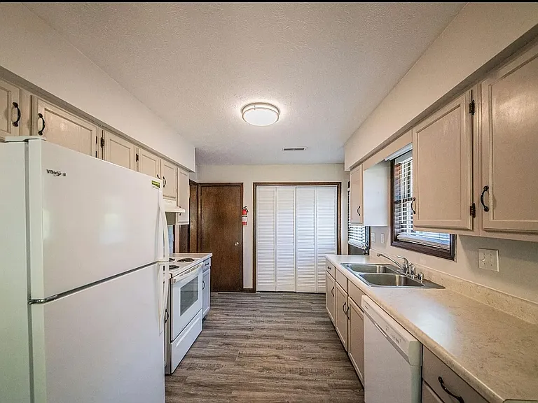 830 Sanders Ave — Photo 10