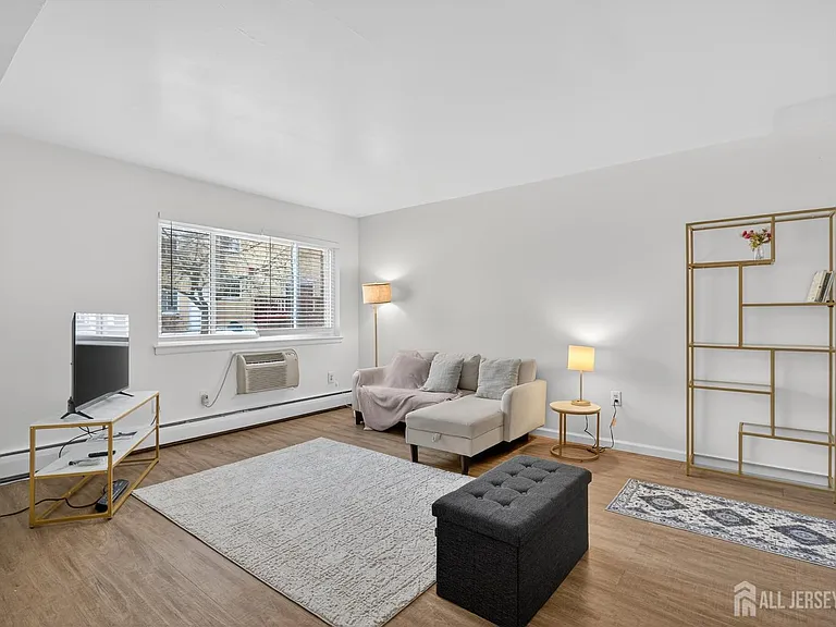 22 Lake Ave #5A — Photo 2