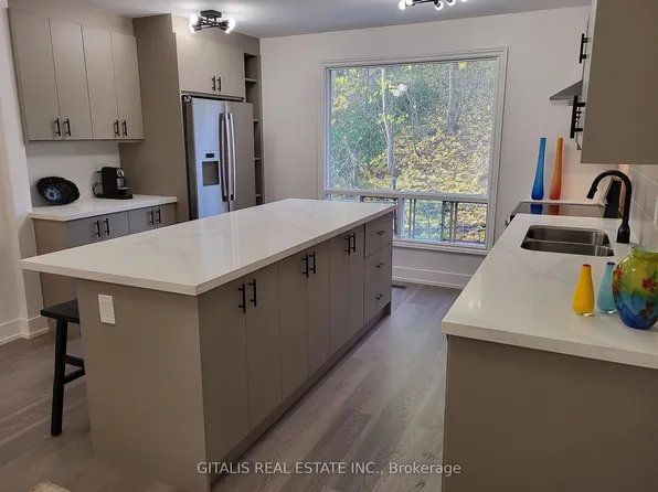 200 Keele St S #12, Toronto, ON M6P 2K2