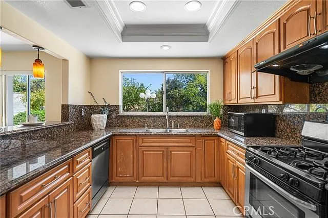 5 bed, 2409 sqft, $4,100 — Photo 4