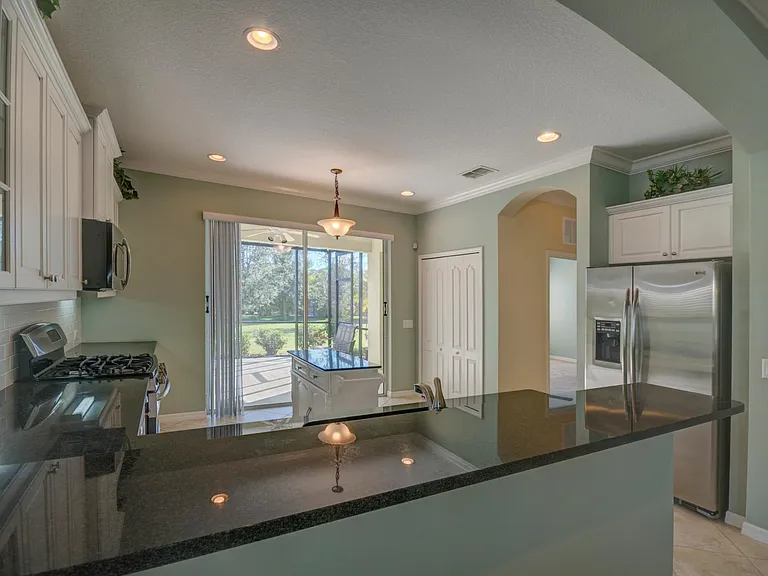 4910 Newport News Cir — Photo 10