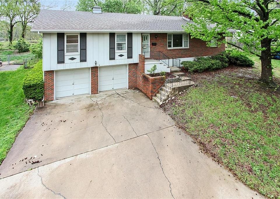 Welcome Home to 3021 S. Hall Ave. on a beautiful tree lined cul-de-sac street.