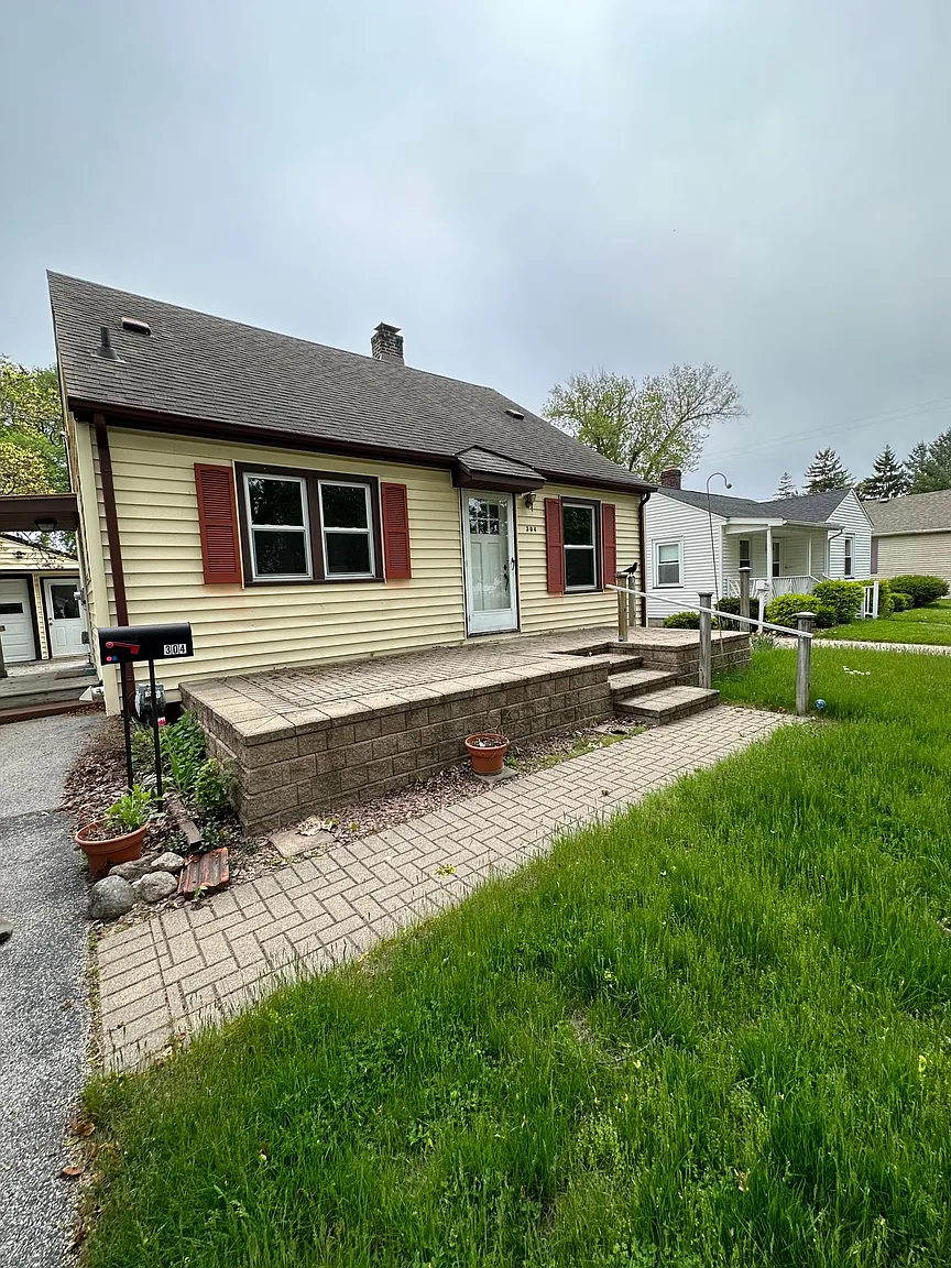 304 Thompson St photo 1