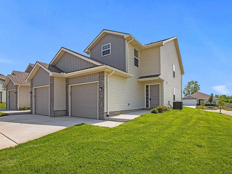 Oak Woods Townhomes — Photo 1