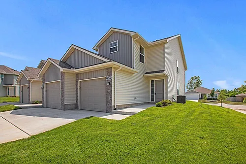 Oak Woods Townhomes Photo 1