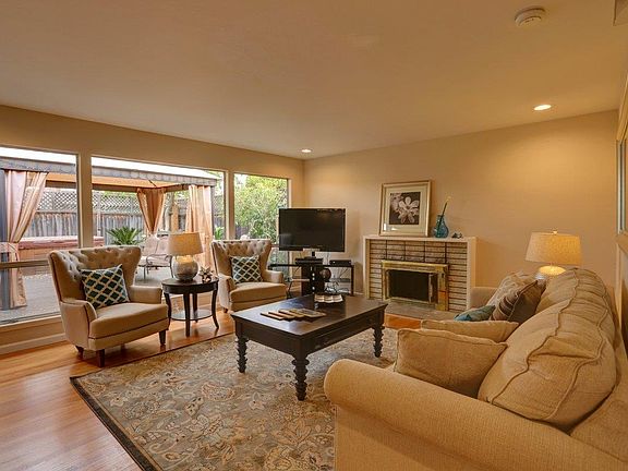 3rd image of 678 Cambridge Dr