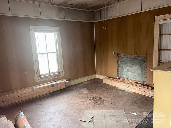 4th image of 1003 3rd Ave W