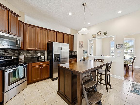 3rd image of 32522 Sunny Parke Dr