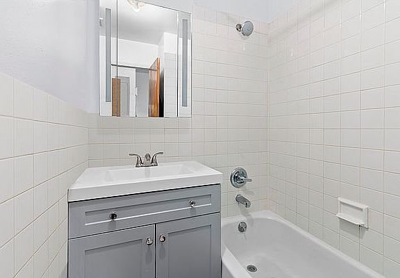 5th image of 1431 1st Ave APT 4R