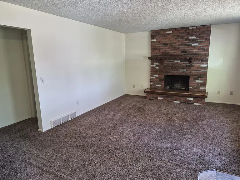 2901 Vermillion Dr — Photo 2