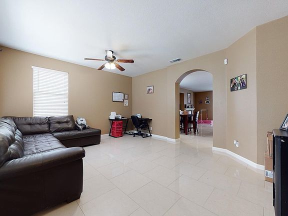 5th image of 2547 Emerald Dr
