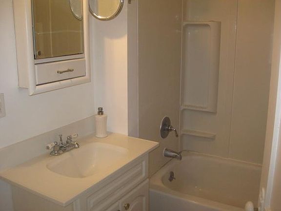 4th image of 5527 N Winthrop Ave